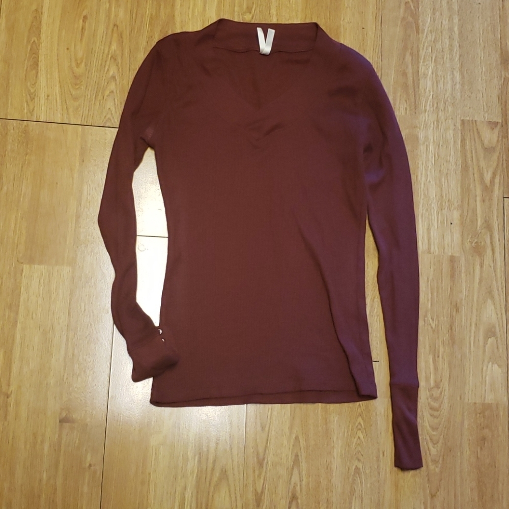 Maroon waffle knit vee neck long sleeve top small